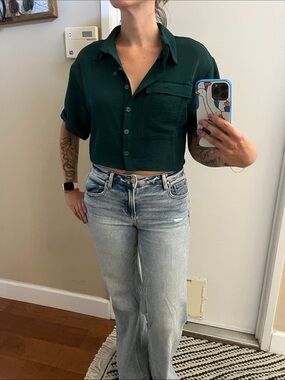 Women’s Green Cropped Button-Front Shirt